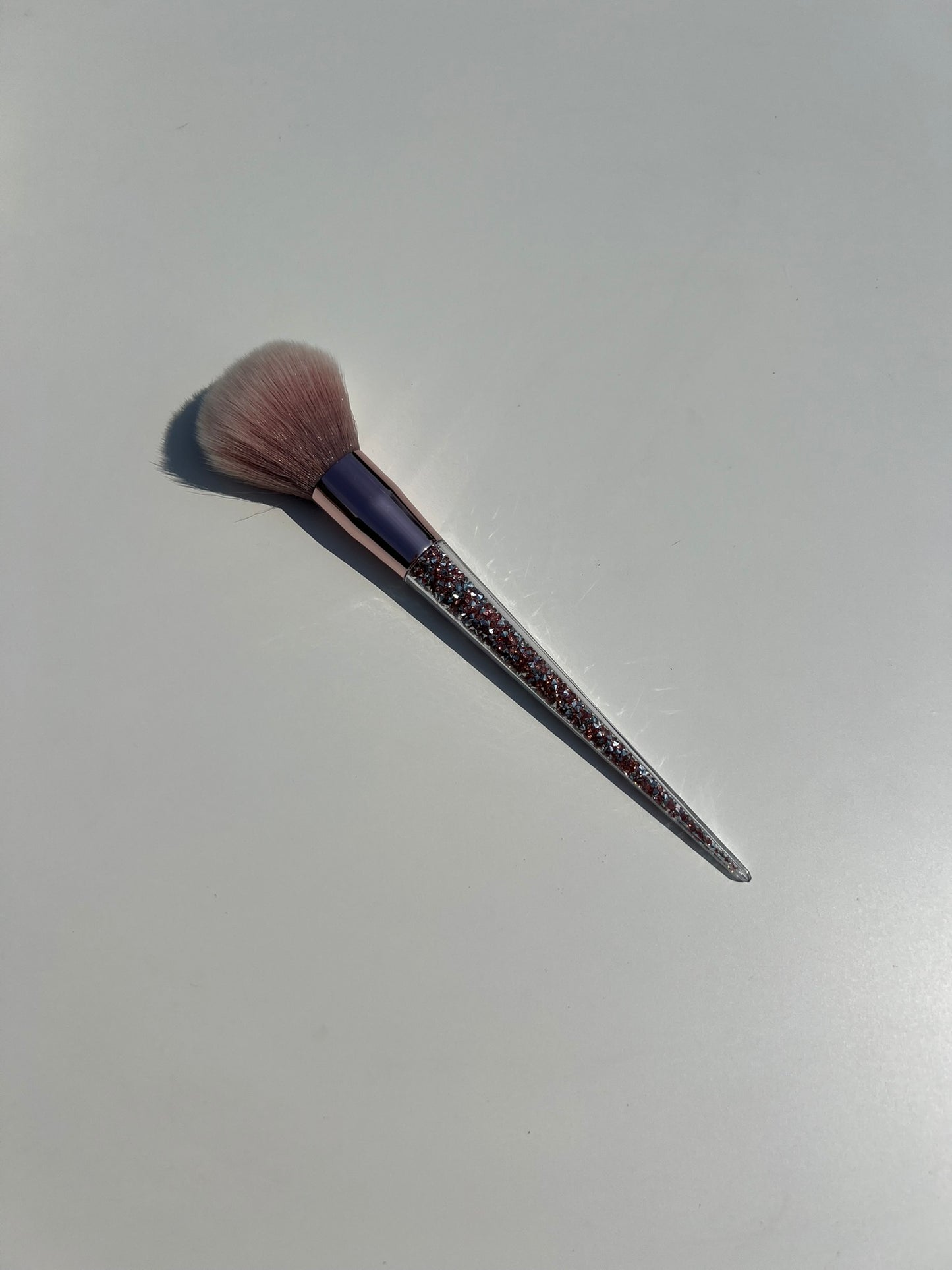Kosmetický štětec s třpytivou rukojetí